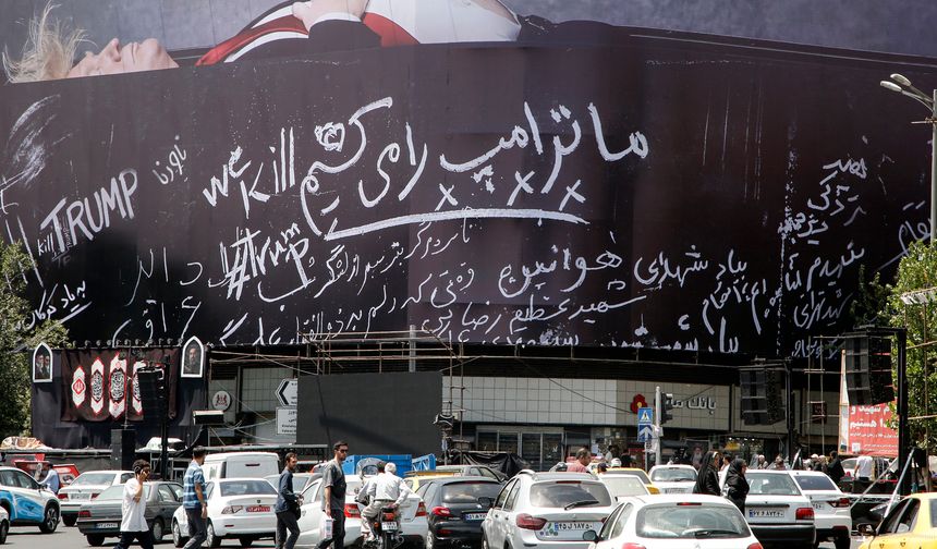 Tahran’daki İnkılap Meydanı’na "tabutta yatan Trump" afişi asıldı