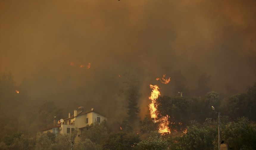 Fethiye'deki yangında bir mahalle boşaltıldı!