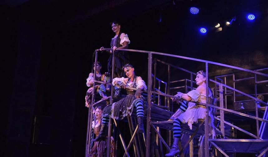 İDT, 'Lysistrata' oyunuyla Kosova'da sahne aldı!