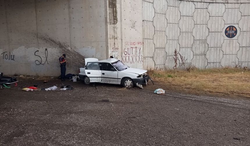 Duvara çarpan arabada 3 kişi hayatını kaybetti