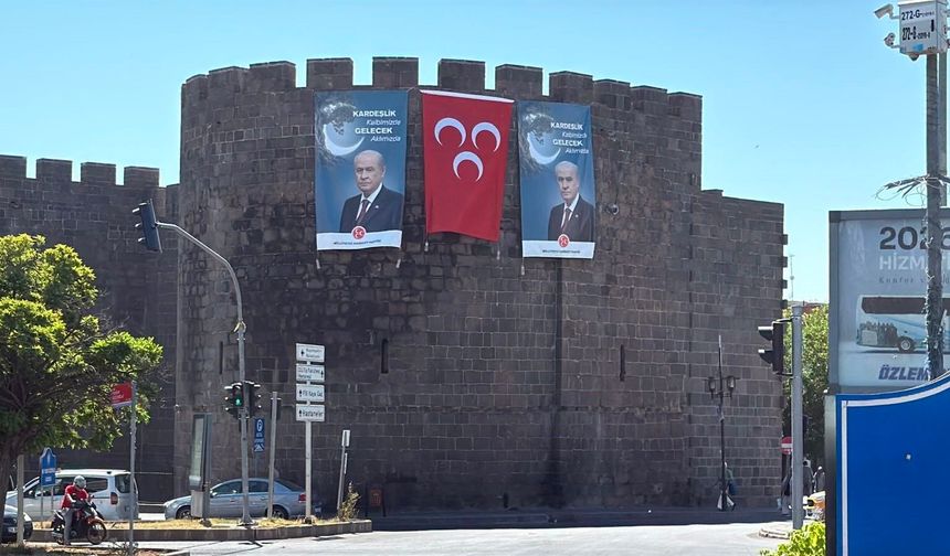 Diyarbakır surlarında Bahçeli'nin dev posteri asıldı!
