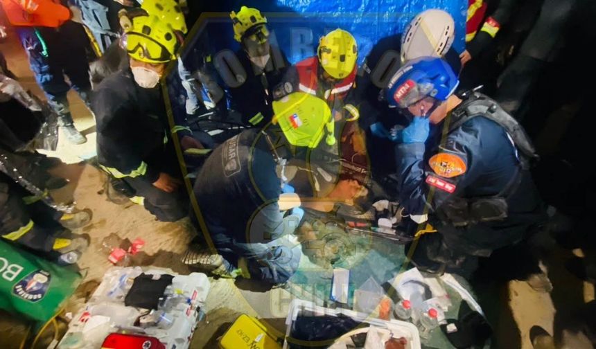 Deprem enkazından 8 gün sonra sağ kurtarıldı
