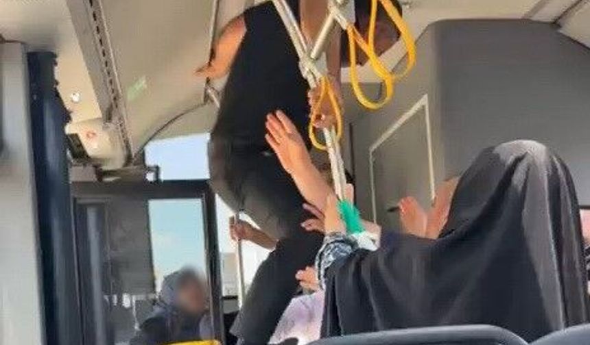 Otobüste tekmeli, yumruklu kavga!