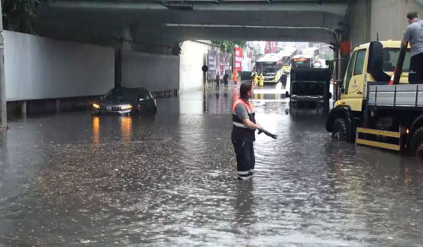 Kuvvetli sağanak İstanbul'u vurdu!