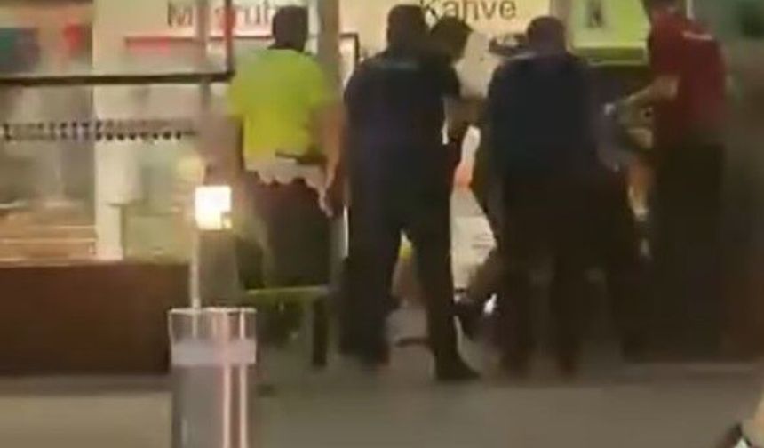 Havalimanında 4 polis bıçaklandı!