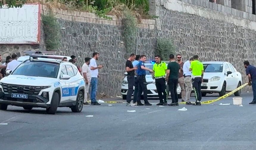Diyarbakır'da seyir halindeki araca silahlı saldırı!