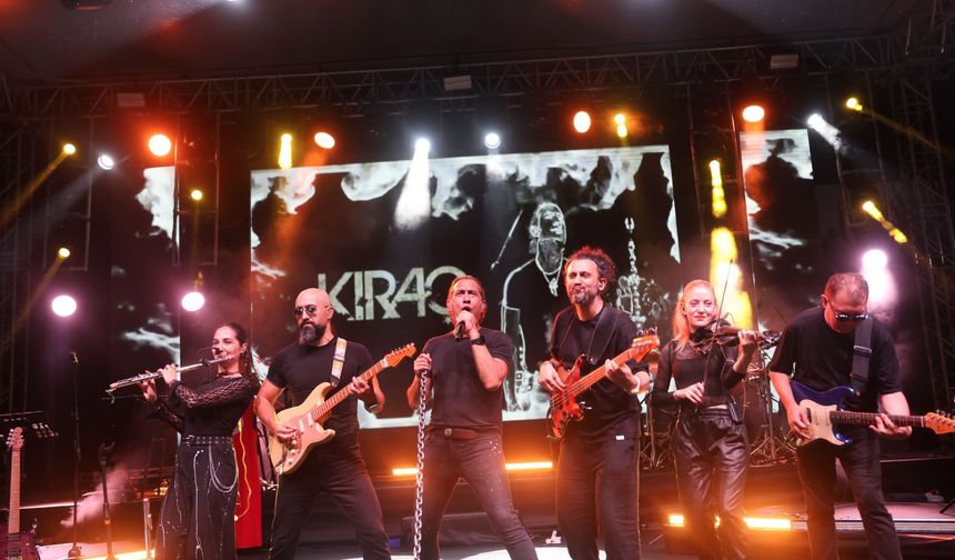 Osmaniye’de Kıraç konserine binlerce kişi akın etti