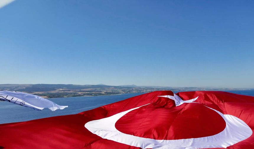 15 Temmuz anısına 1915 Çanakkale Köprüsü'nde Türk bayrağı