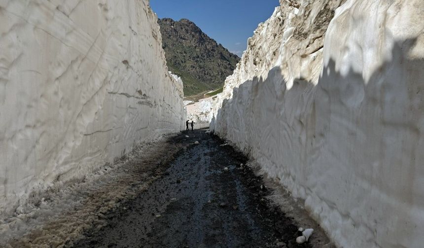 Yüksekova’da 8 metrelik kar tünelleri