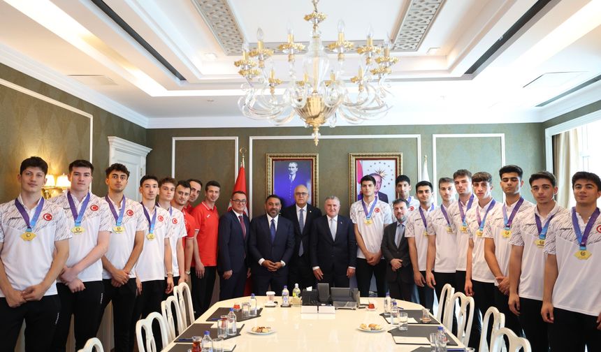 Bakan Bak: Voleybol ülkesi haline geldik!