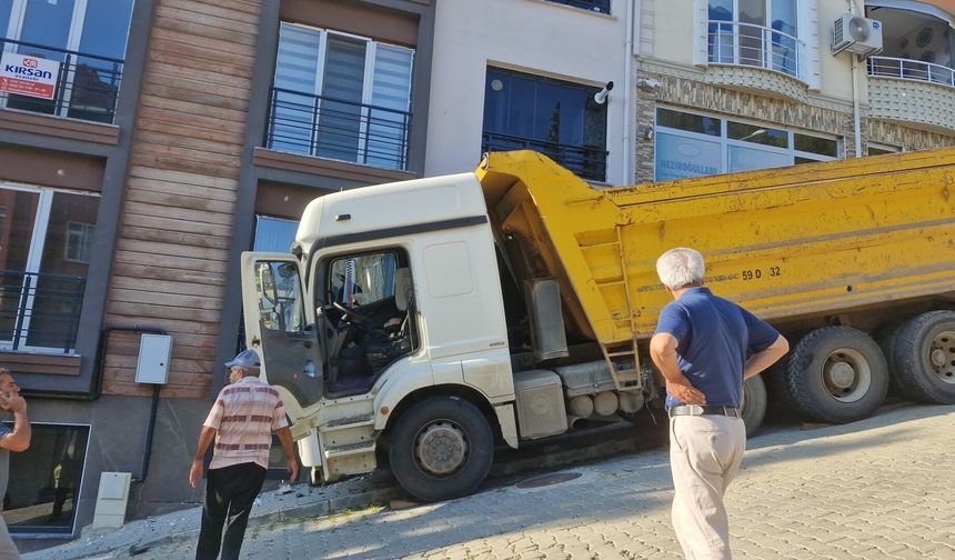 Kamyon dehşeti: Mahalle deprem paniği yaşadı