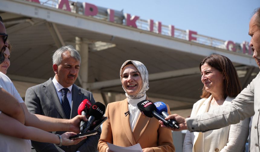 Bakan Göktaş Kapıkule'de gurbetçilerle kucaklaştı