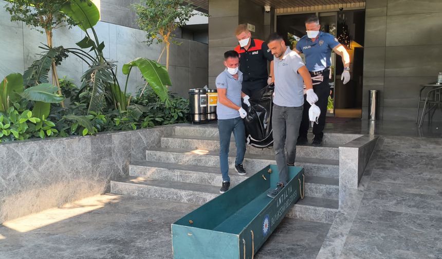 Otel odasında ölü bulundu!