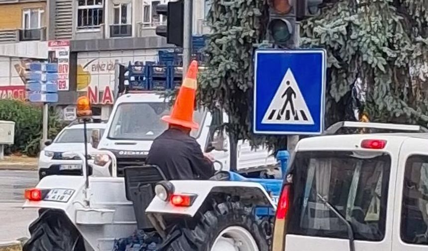 Traktör sürücüsünden yağmura karşı 'dubalı' önlem!