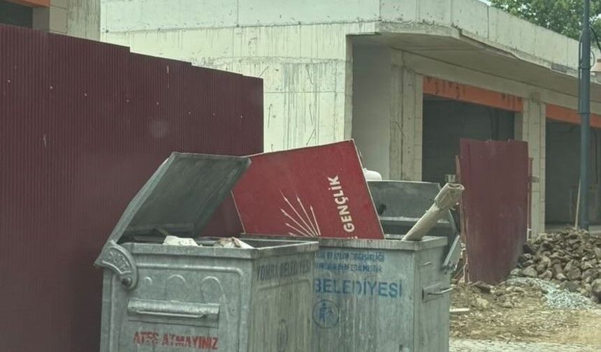 CHP'den ayrılıp tabelayı çöpe attılar!