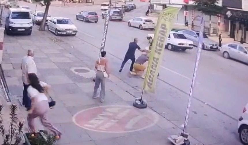 Saldırganlara müdahale eden yaşlı adam, feci halde darp edildi!