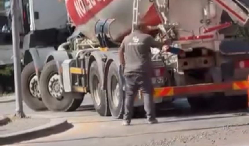 Ankara’da beton mikserden taşan beton yola döküldü