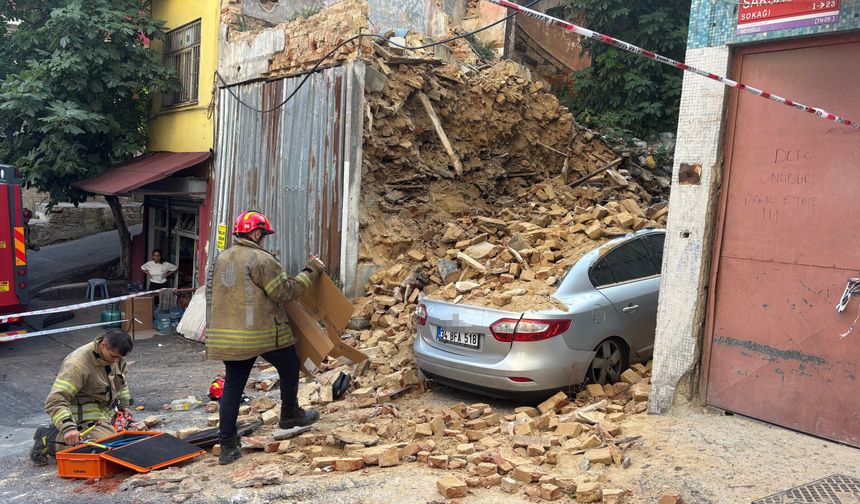 Beyoğlu’nda 2 katlı metruk bina çöktü