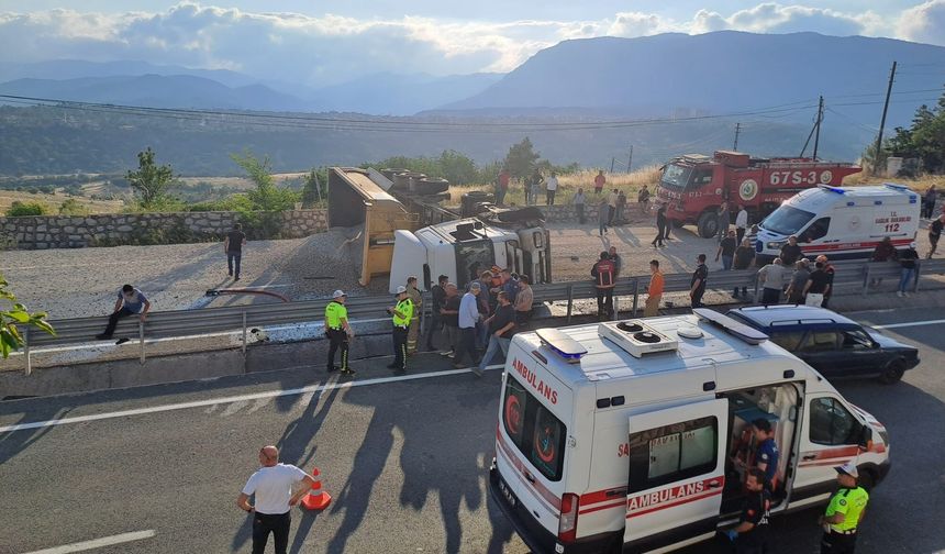 Devrilen çakıl yüklü tır alev aldı