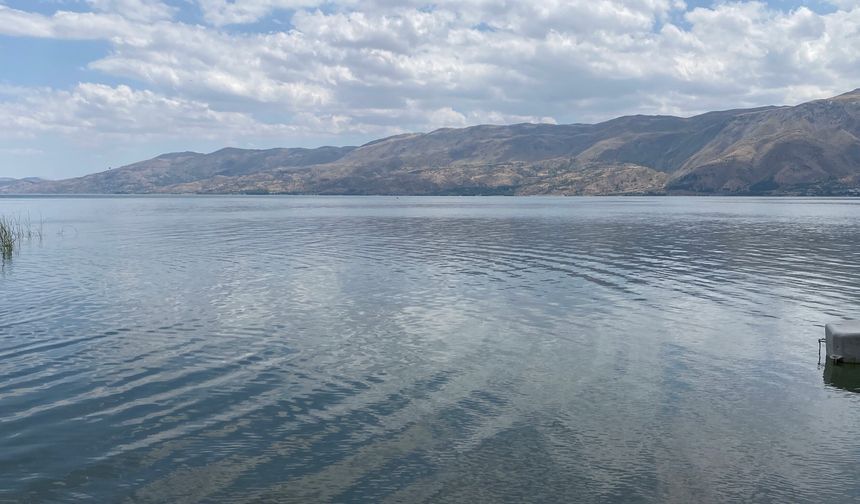 Hazar Gölü’nde gezi teknesi battı
