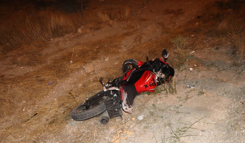 Otomobille çarpışan motosiklet şarampole savruldu