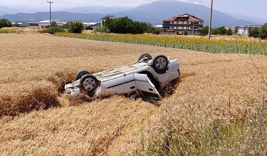 Taklalar atan otomobil buğday tarlasına uçtu