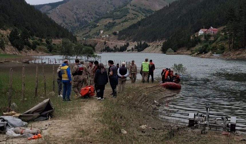 Gümüşhane'de baraj göletine devrilen pikabın sürücüsü öldü