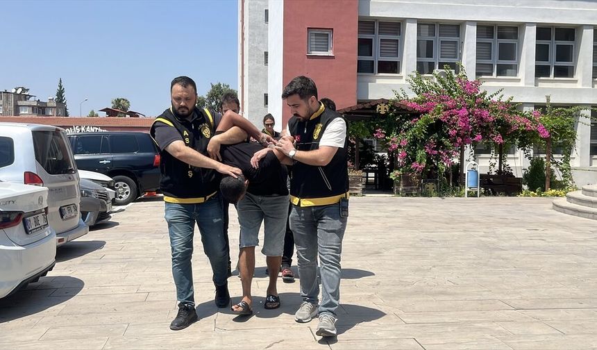 Mezarlık ziyaretçilerinin telefonlarını çaldılar