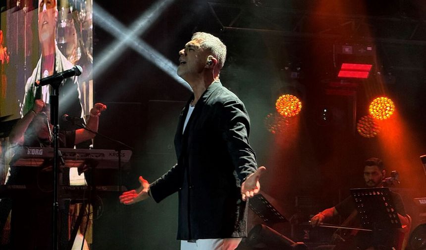 Şarkıcı Özcan Deniz, Bursa'da konser verdi