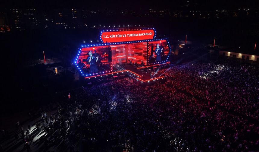 Erzurum Kültür Yolu Festivali'nde şarkıcı Oğuzhan Koç sahne aldı
