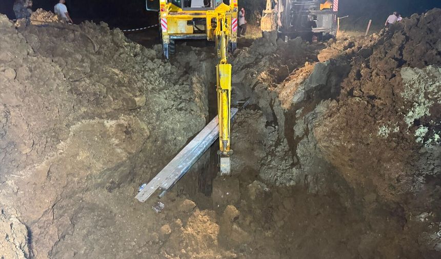 Bartın'da toprak altında kalan baba ile oğlu kurtarıldı