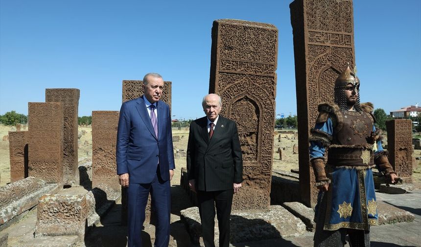 Cumhurbaşkanı Erdoğan, Ahlat'ta Selçuklu Meydan Mezarlığı'nı ziyaret etti