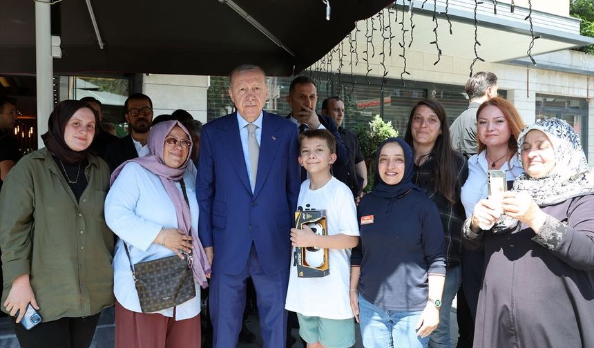 Cumhurbaşkanı Erdoğan, Üsküdar'da esnafı ziyaret etti