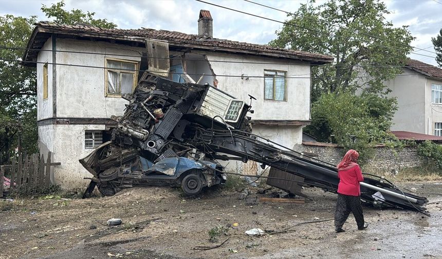 Çekici karşı şeride geçti, motosikletle çarpıştı: 2 ölü