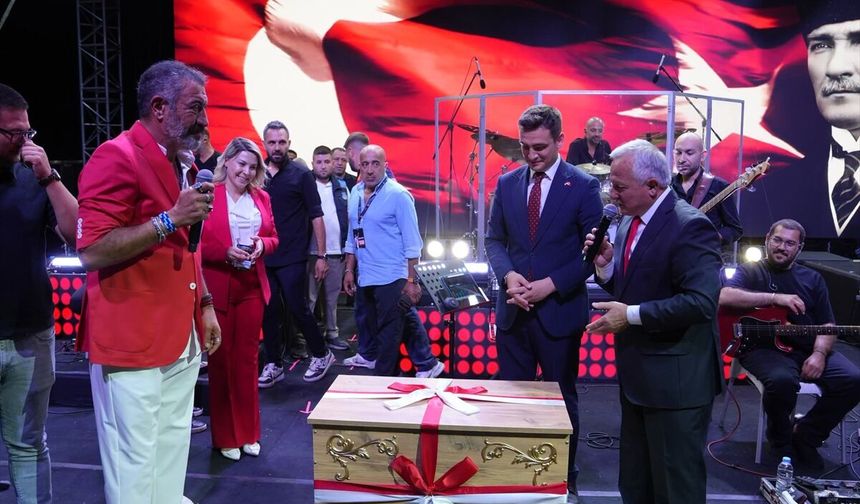Hakan Altun'a 'çeyiz sandığı' hediye edildi!