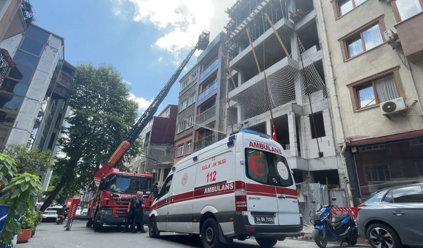 Çatıdaki çıplak turist intihar paniği yaşattı