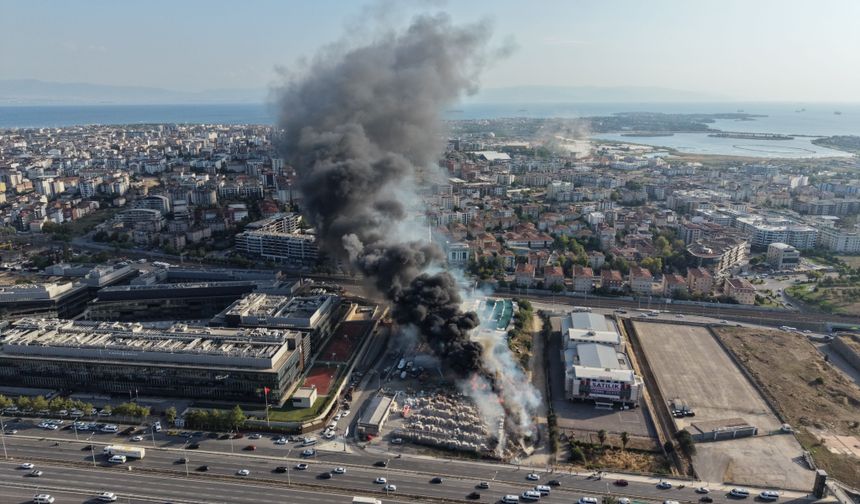 Tuzla'da otluk alanda çıkan yangın teknelere sıçradı