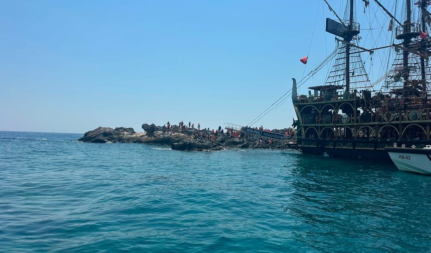 Gezi teknesi su aldı, 100 yolcu tahliye edildi