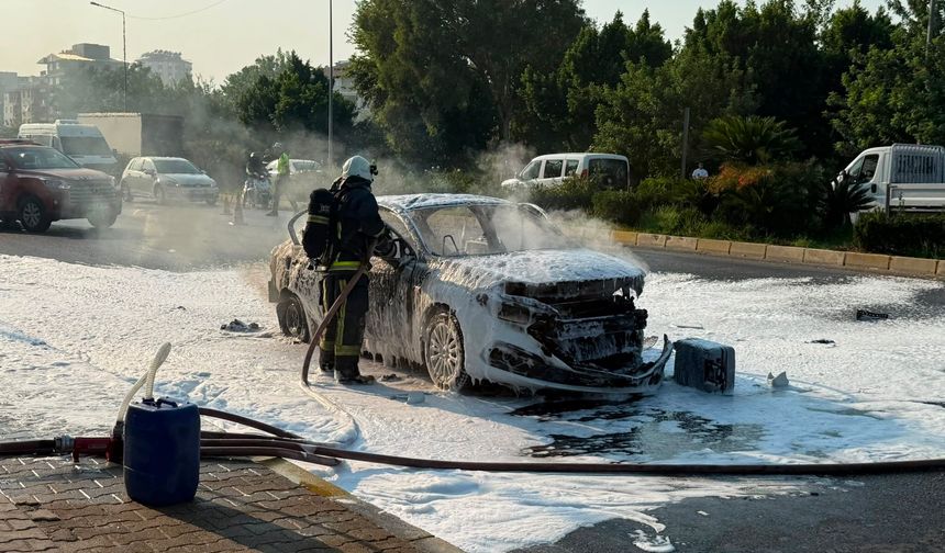 Alev alan otomobildeki 4 kişi yaralandı
