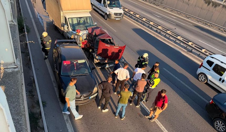 Kocaeli'de 3 araçlı zincirleme kaza