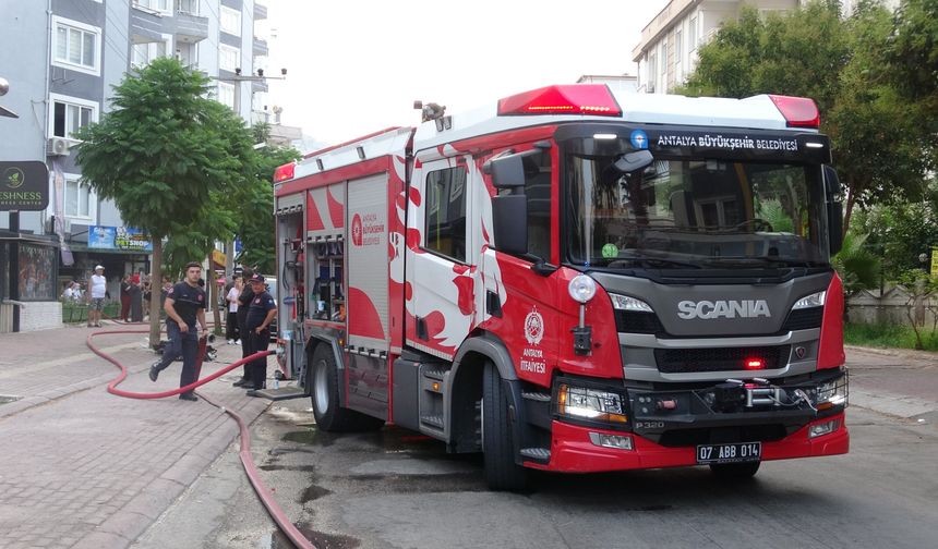 Apartmanda yangın paniği: 5 kişi dumandan etkilendi