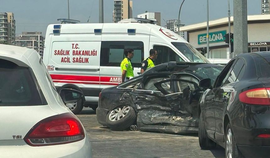 Ambulans ile otomobil çarpıştı: 3’ü sağlık çalışanı 5 yaralı