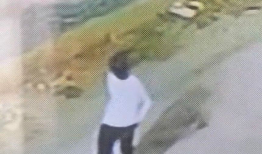Başına poşet geçirip bisiklet çaldı