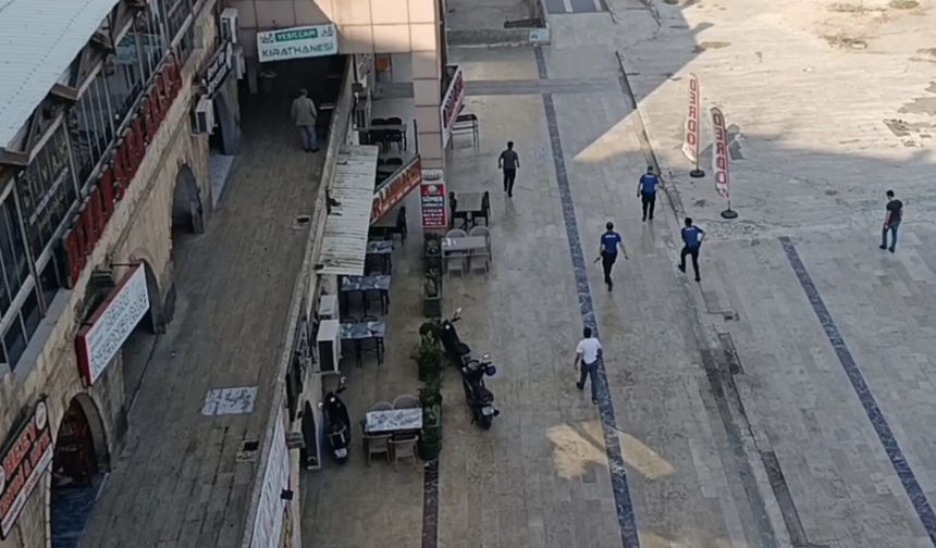Polis aracının camını bıçakla kırıp ekiplere saldırdı!