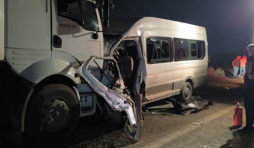 İşçi servisi tırla kafa kafaya çarpıştı: 1 ölü, 15 yaralı