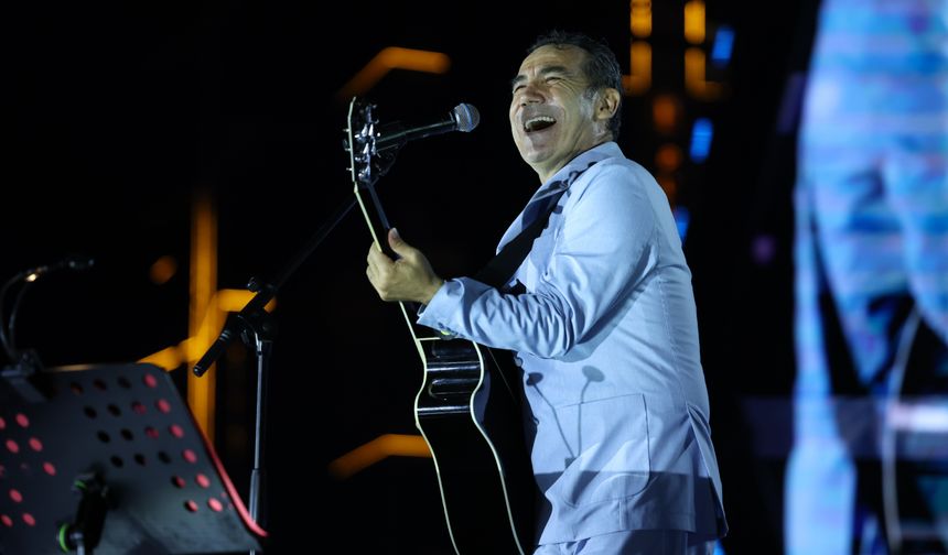 Ferhat Göçer'in şarkılarıyla Malatya Kültür Yolu Festivali'ne veda edildi