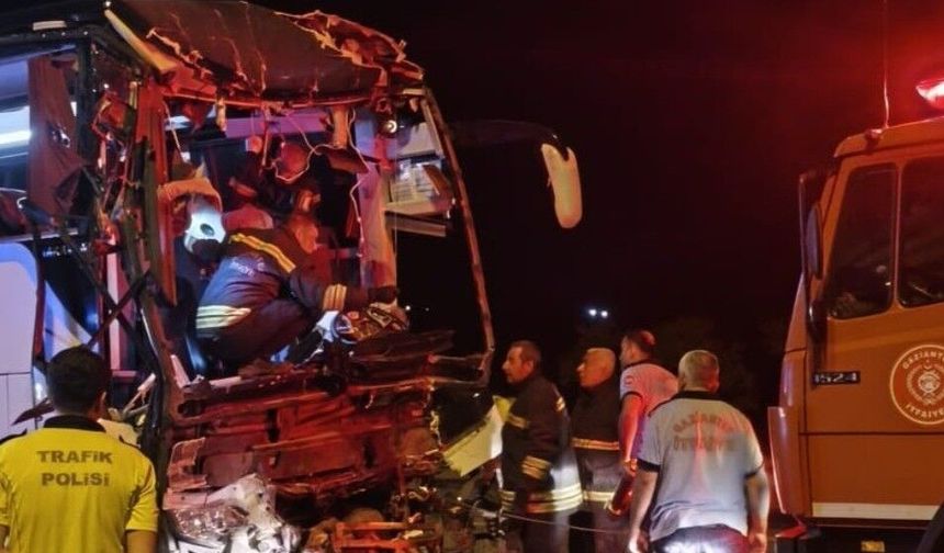 Gaziantep'te feci kaza: 2 ölü, 22 yaralı