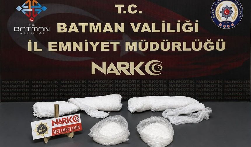 Polisi bile şaşırttı! 1 kilo metamfetamini alçının içine gizledi