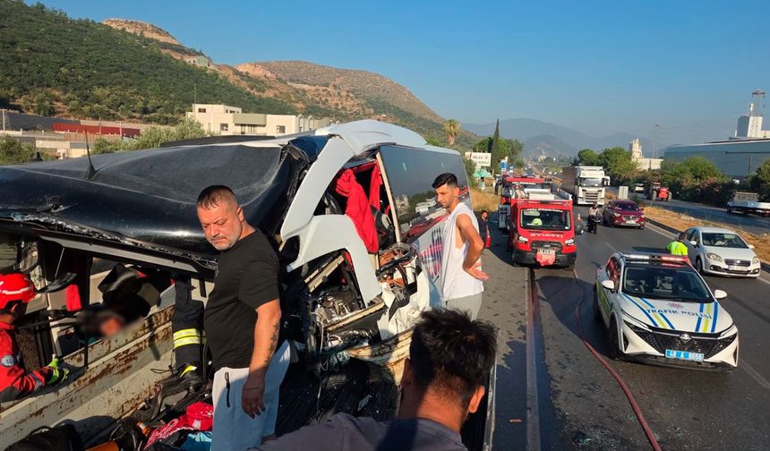 Yolcu otobüsü tıra arkadan çarptı: 2 ölü 18 yaralı