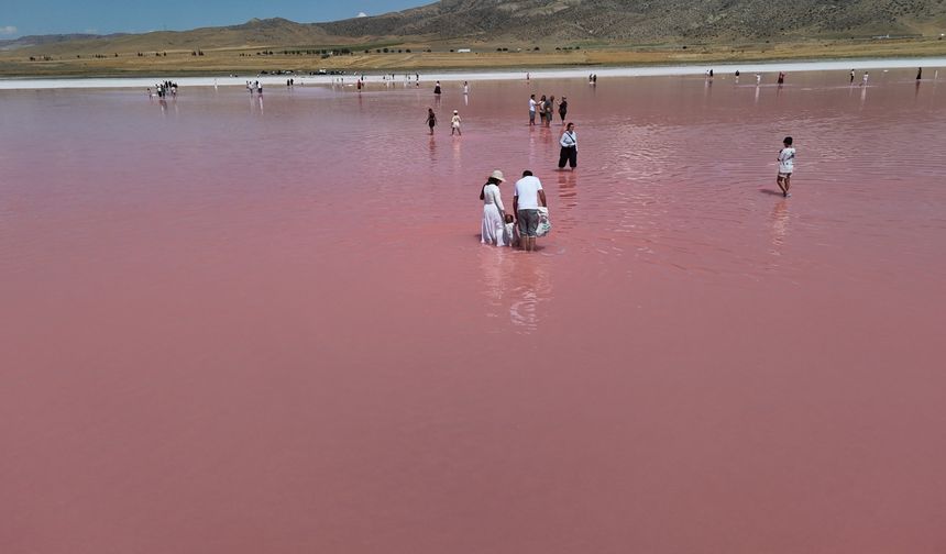 Tuz Gölü pembe bir masala dönüştü